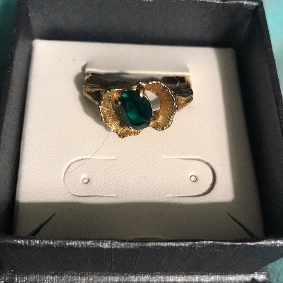 NWOT. GOLD TONE RING WITH GREEN STONE - ADJUSTS - Picture 1 of 2